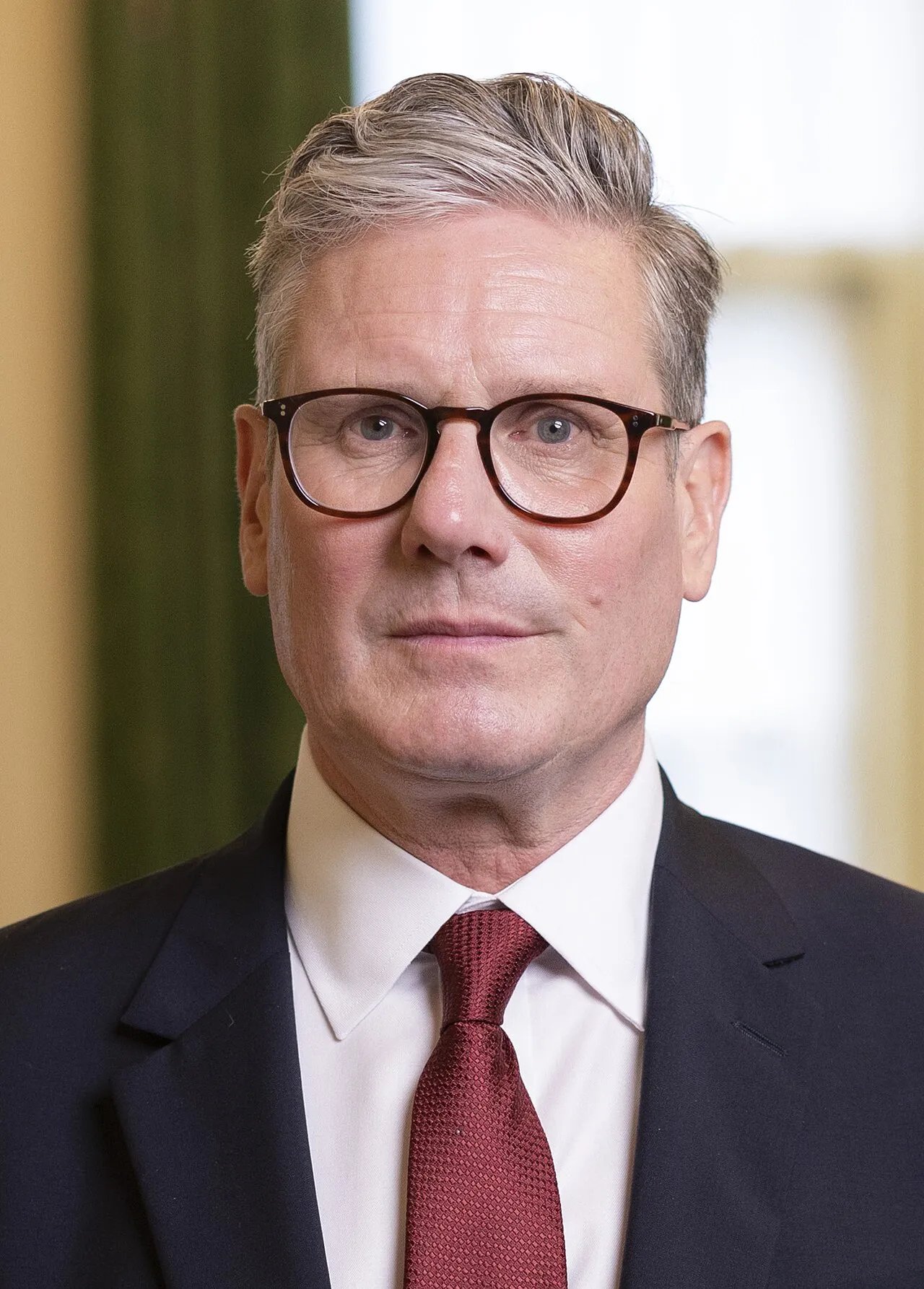 Storbritanniens premierminister Sir Keir Starmer ses på et officielt portræt i forbindelse med hans tiltrædelse. Fotoet er taget i London.