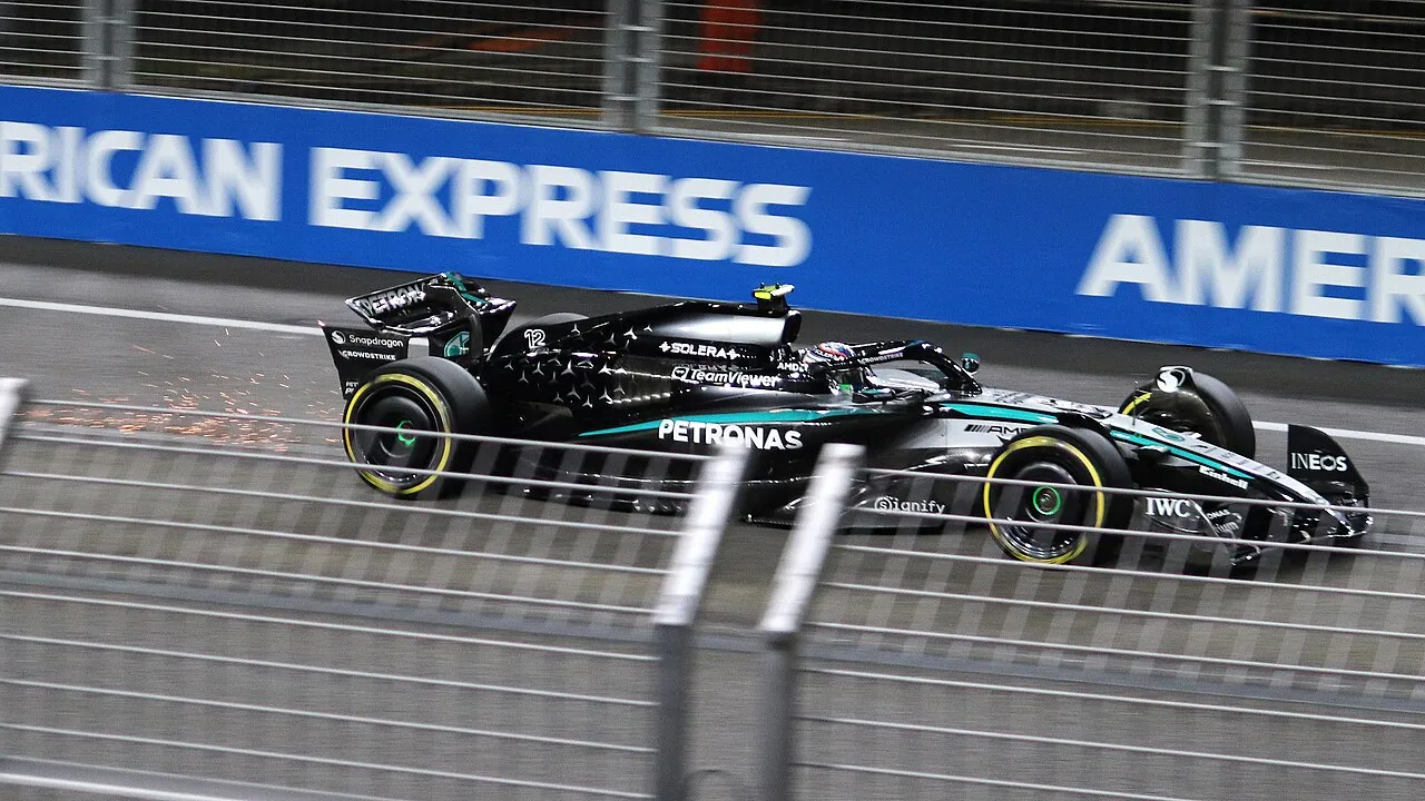 Kimi Antonelli kører for Mercedes under FP2 ved Singapore Grand Prix 2025. Billedet viser ham i aktion på banen under træningssessionen.