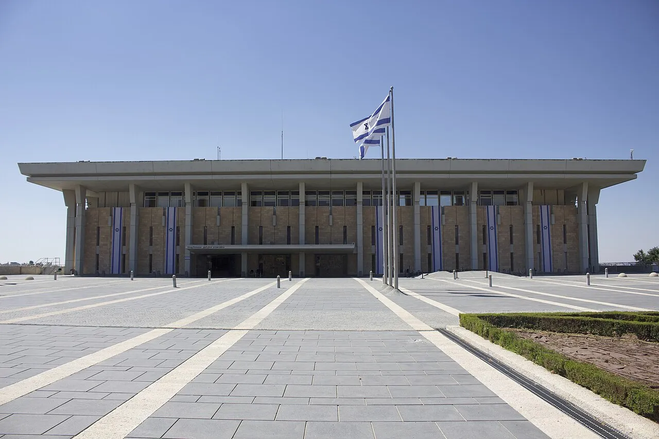 Fotografi af Knesset-bygningen i Jerusalem, Israels parlament. Billedet viser bygningens facade og arkitektoniske detaljer.
