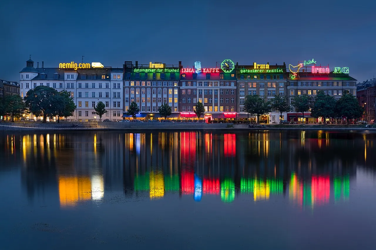 Bybillede fra København ved søerne med markante neonlys. Fotoet viser Irma Block og Irmahønen, som er blandt Danmarks mest kendte neonreklamer.