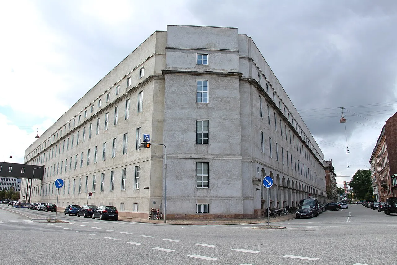 En hjørneudsigt af Københavns Politi-hovedkvarter. Bygningen er opført i neoklassicistisk stil og er tegnet af Hack Kampmann og Aage Rafn.