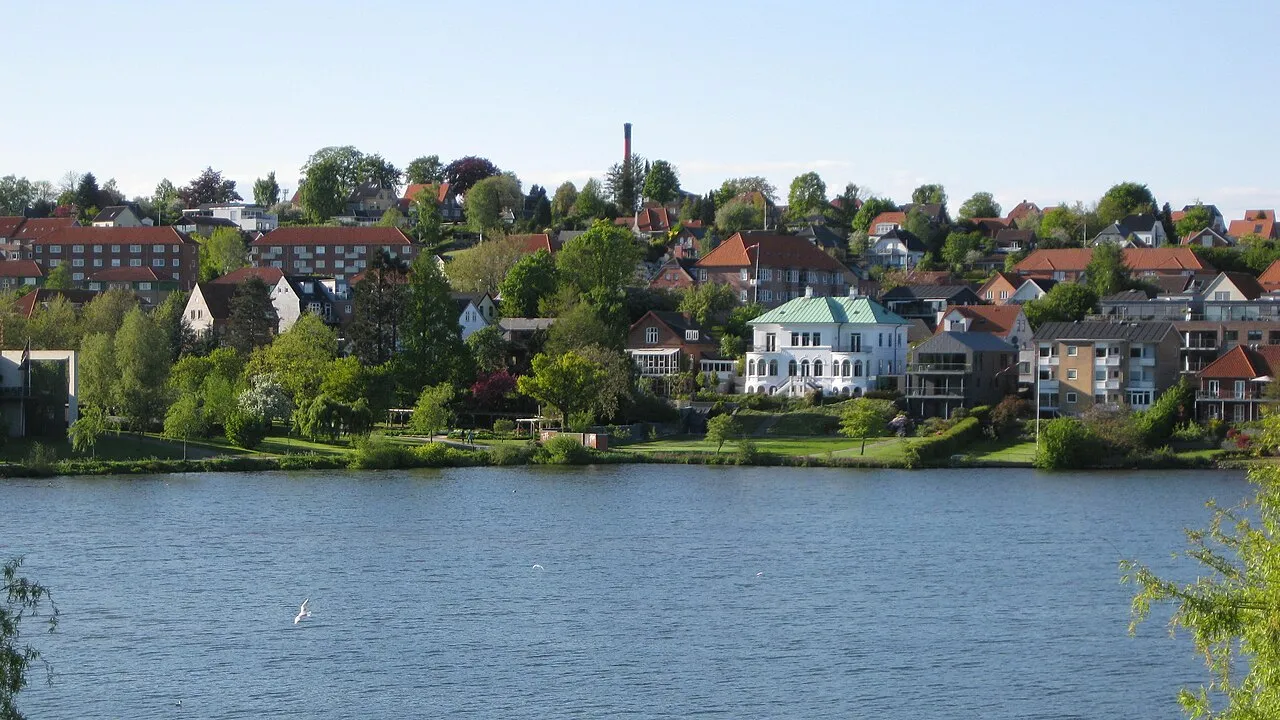 Søen ved Kolding Slot, kendt som Slotsø, i byen Kolding. Billedet viser området omkring slottets vand og omgivelserne i bymiljøet.