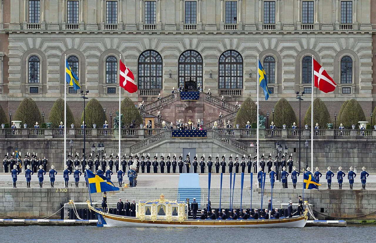 Kong Frederik X og Dronning Mary ankommer til Stockholm Palace under et statsbesøg i Sverige. De modtages af det svenske kongepar ved Logård Stairs.