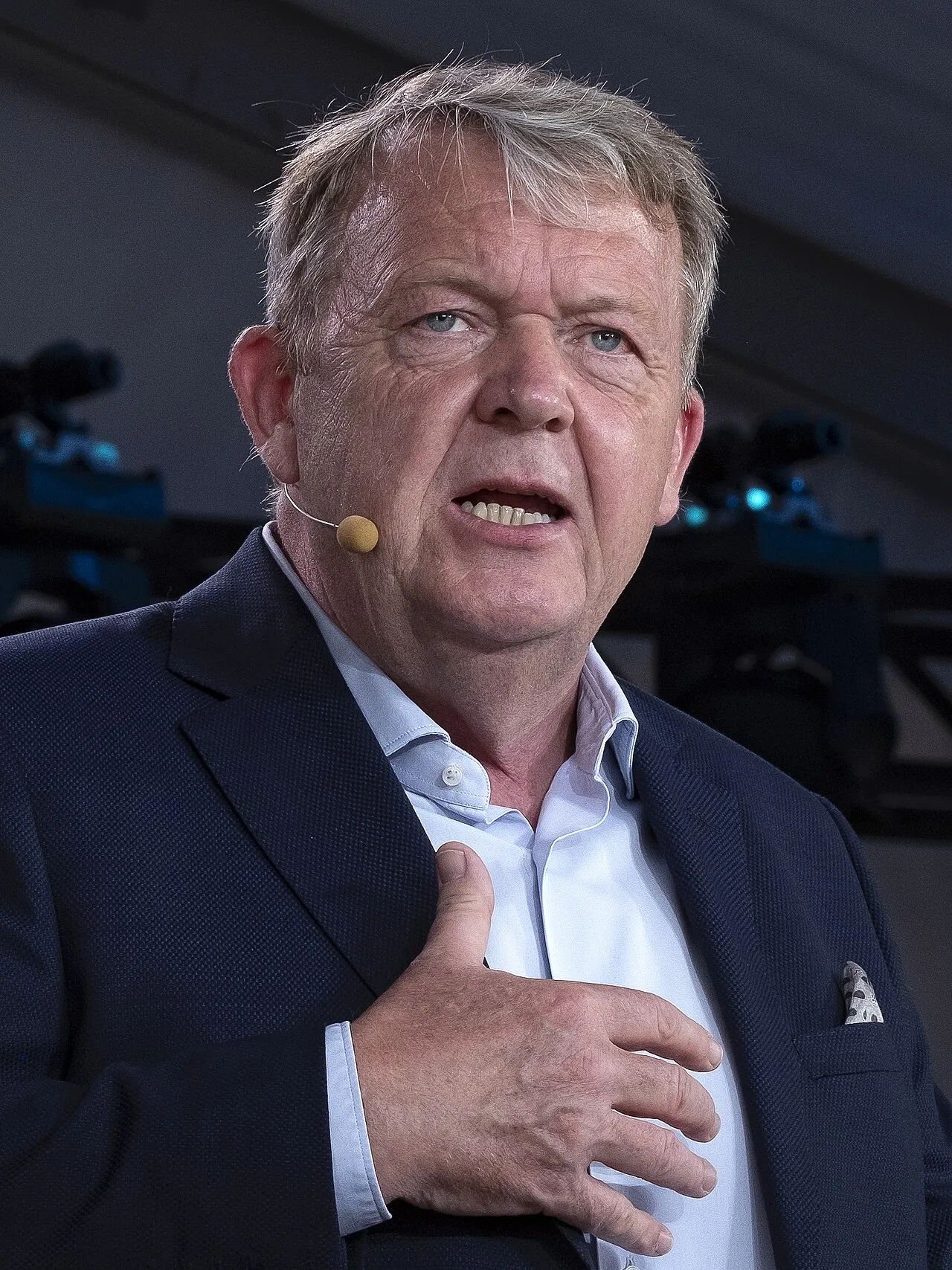 Lars Løkke Rasmussen ses her under et Folkemøde-arrangement i Allinge i 2023. Billedet er beskåret og fokuserer på politikeren.
