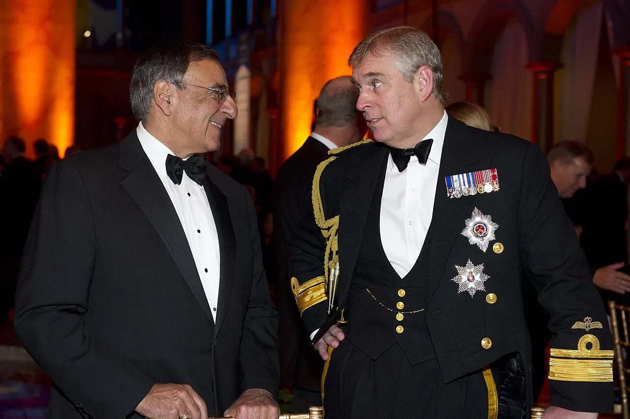 Forsvarsminister Leon E. Panetta taler med hertugen af York, prins Andrew, ved en mindegalla for flådeflyvning. Billedet er taget under Centennial Commemorative Gala for Naval Aviation i Washington D.C. den 1. december 2011.