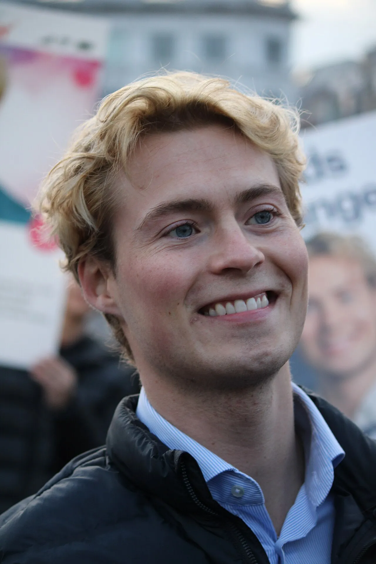 Mads Strange underskriver en erklæring om at værne den danske forfatning i Landstingssalen på Christiansborg i København. Fotoet er taget i forbindelse med et politisk arrangement.