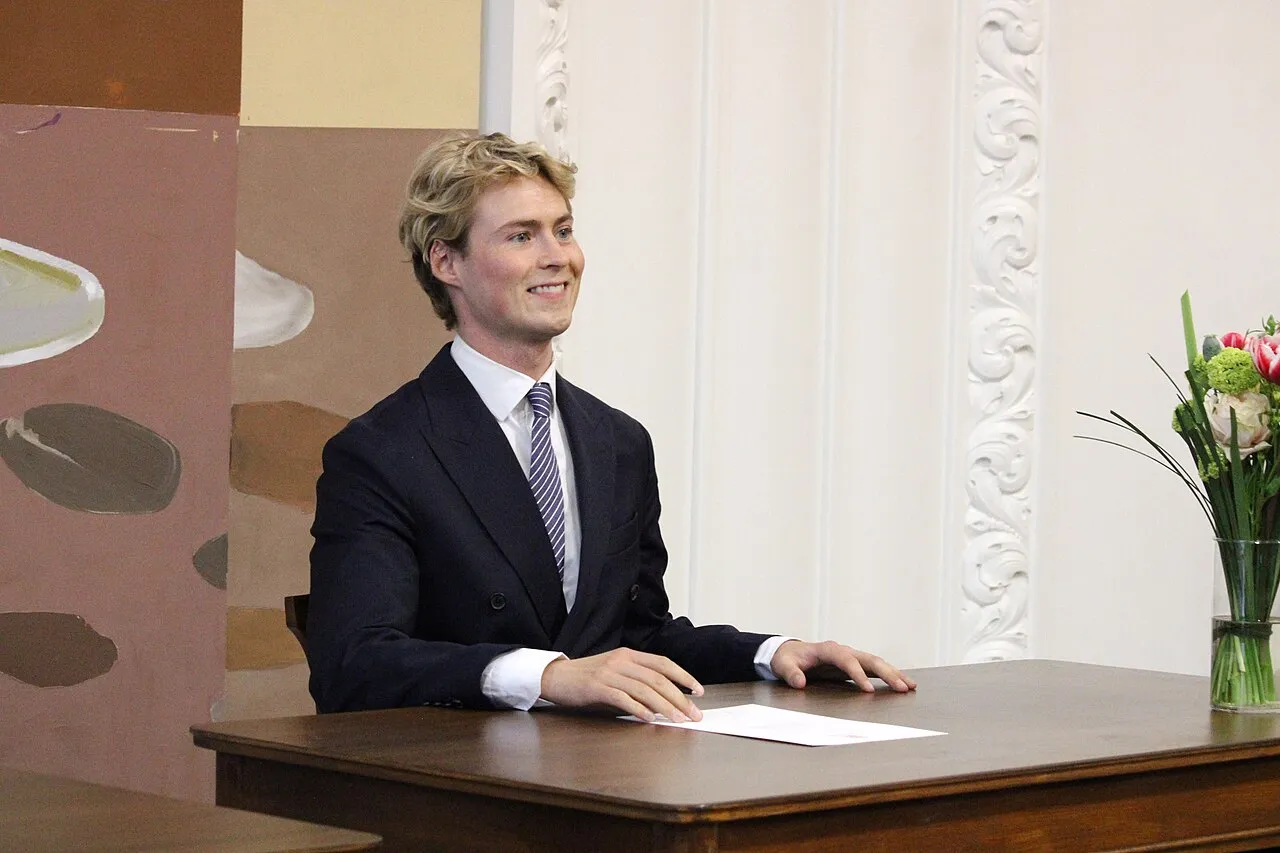 Mads Strange underskriver en erklæring om at værne den danske forfatning i Landstingssalen på Christiansborg i København. Fotoet er taget i forbindelse med et politisk arrangement.
