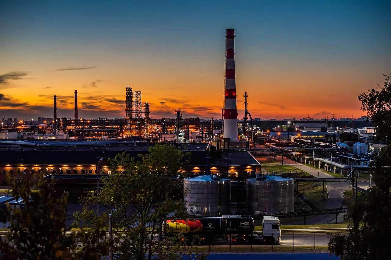 Et olieraffinaderi i Moskva med industrielle anlæg og rørføring. Billedet illustrerer Ruslands olie- og energiinfrastruktur.