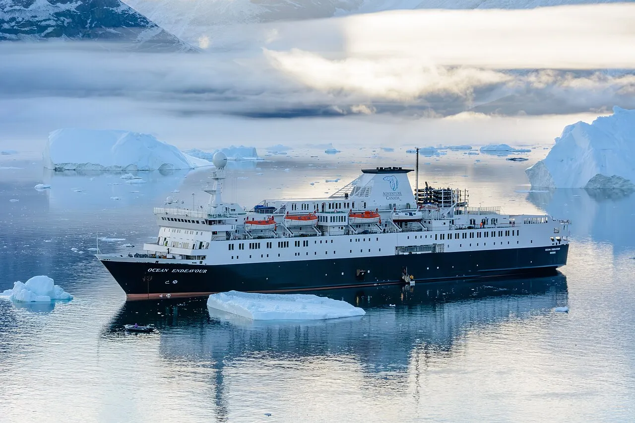 Ekspeditionsskibet MS OCEAN ENDEAVOUR (IMO 7625811) ligger ved Qeqertarsuaq Island i Karrat Fjord. Billedet er taget den 18. september 2015.