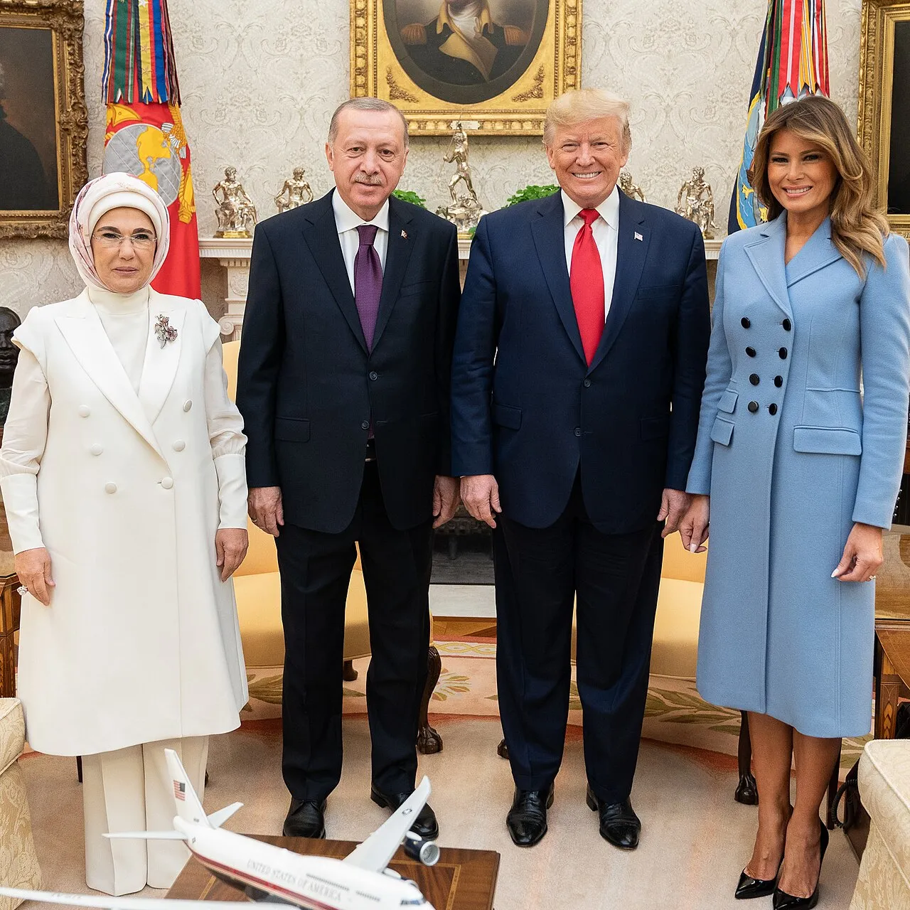 Mundaflæser afslører: Det hviskede Trump til Melania på scenen