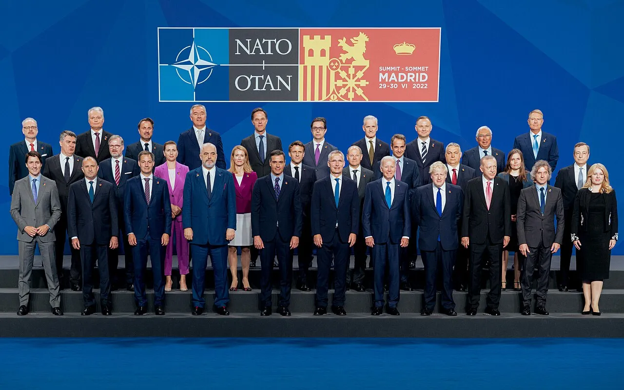 Præsident Joe Biden ses sammen med andre NATO-ledere ved NATO-topmødet i Madrid. Billedet er et officielt foto fra mødet i 2022.