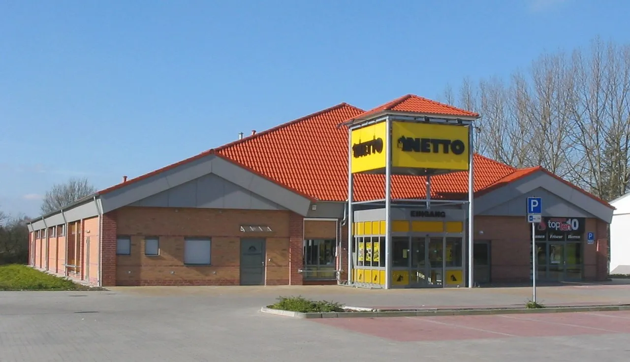 Et billede af en Netto-butik (supermarked) i Schwerin-Lankow. Butiksfacaden viser tydeligt kædens logo og indgang.