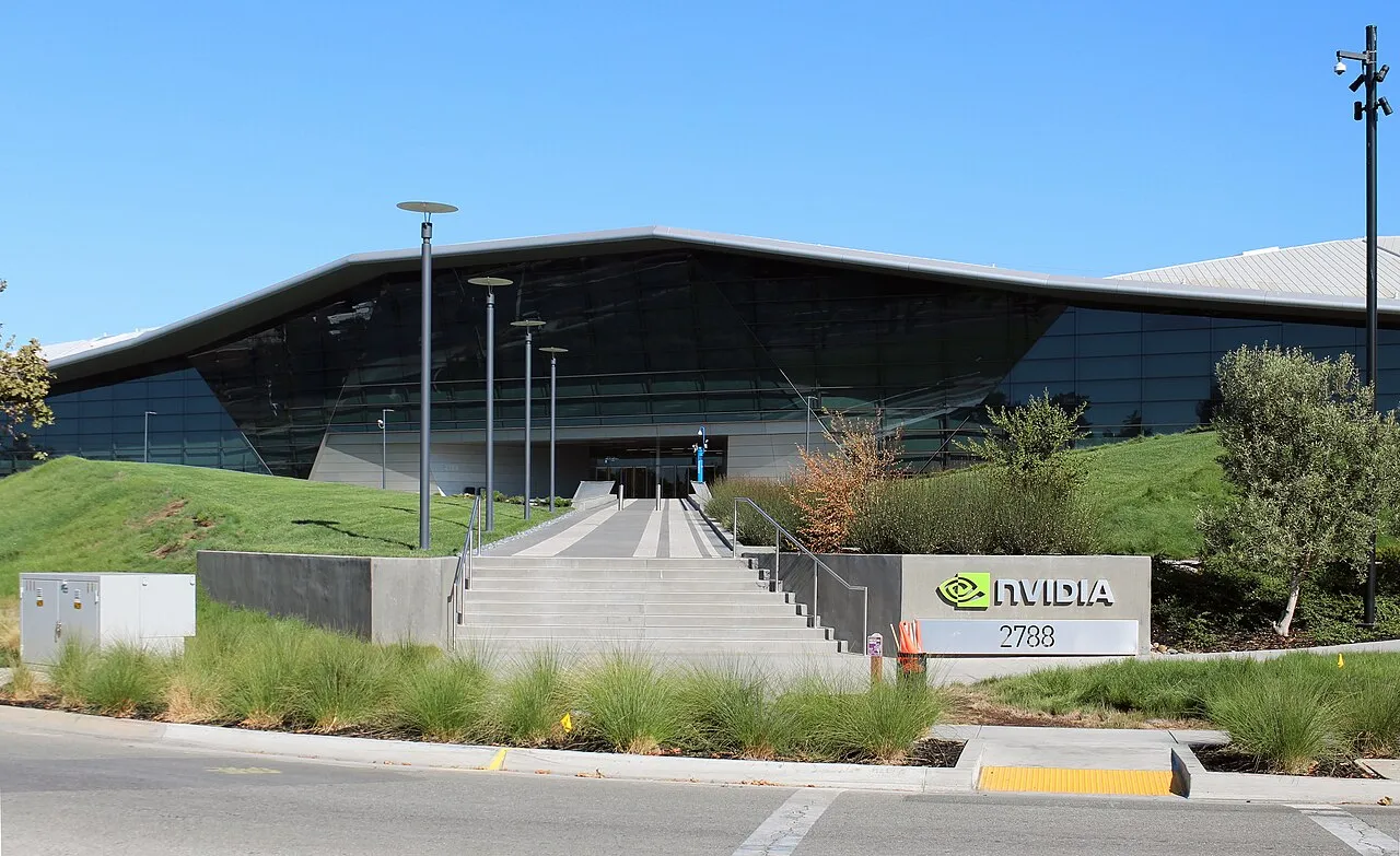 NVIDIA’s hovedkvarter i Santa Clara, Californien, fotograferet udefra. Billedet viser bygninger og facade.