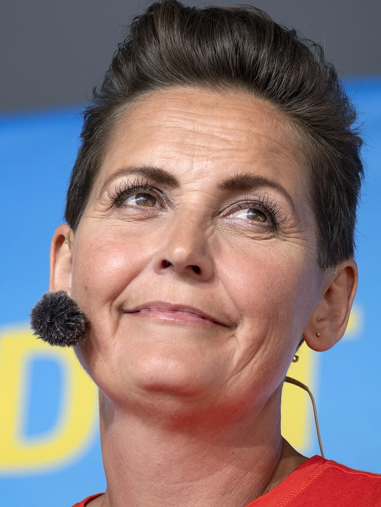 Pia Olsen Dyhr, leder af Socialistisk Folkeparti, holder partiledartal på scenen ved Cirkuspladsen i Allinge. Fotoet er taget under Folkemødet i 2019.
