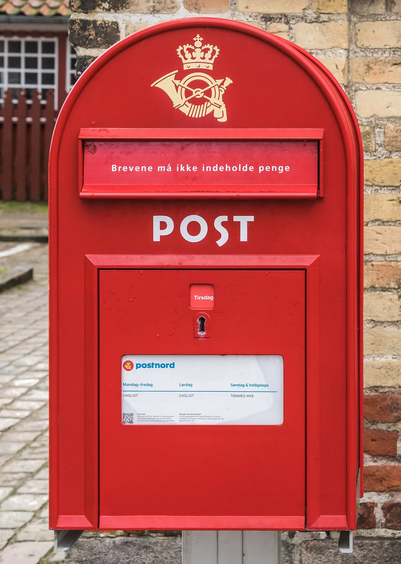 En postkasse i Viborg, Danmark. Billedet viser postkassen som et lokalt byelement.
