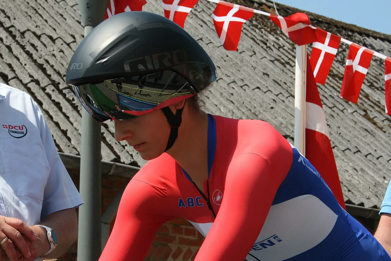 Rebecca Koerner ses her ved det danske mesterskab i enkeltstart i 2021. Billedet fanger cykelrytteren i konkurrence-sammenhæng.