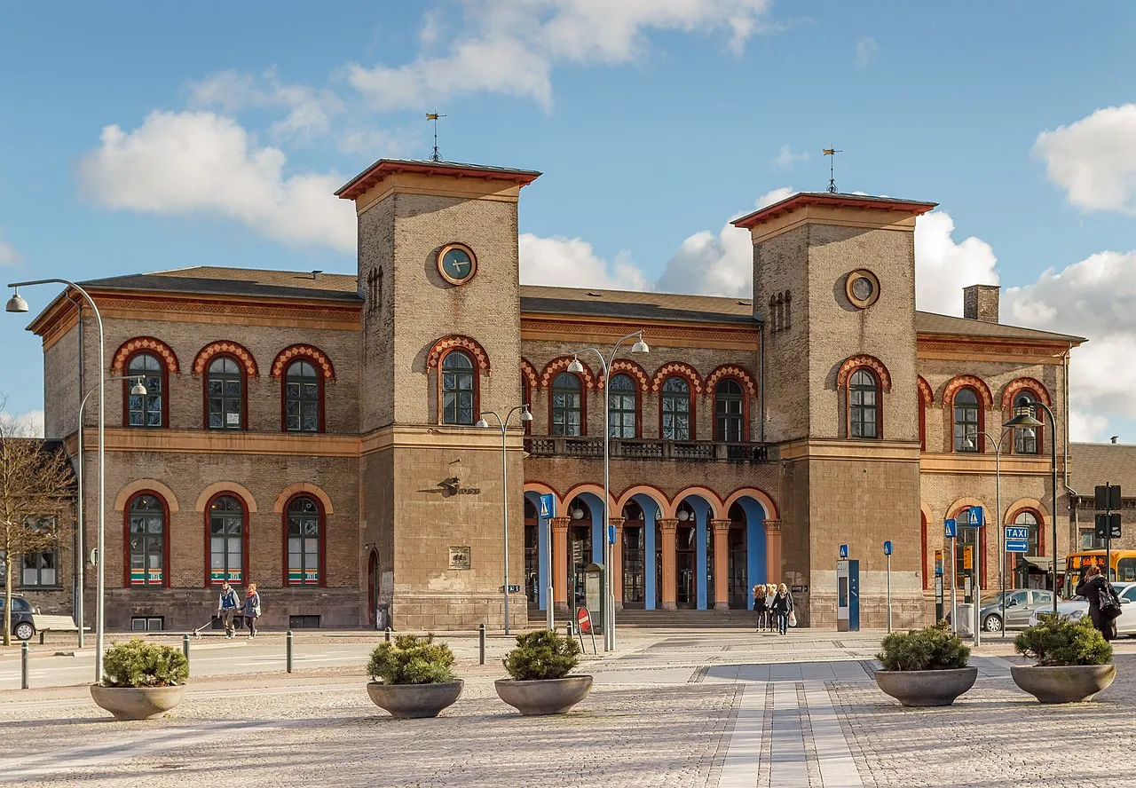 Roskilde Station i Roskilde, Danmark. Billedet viser stationsområdet og bygningens facade.