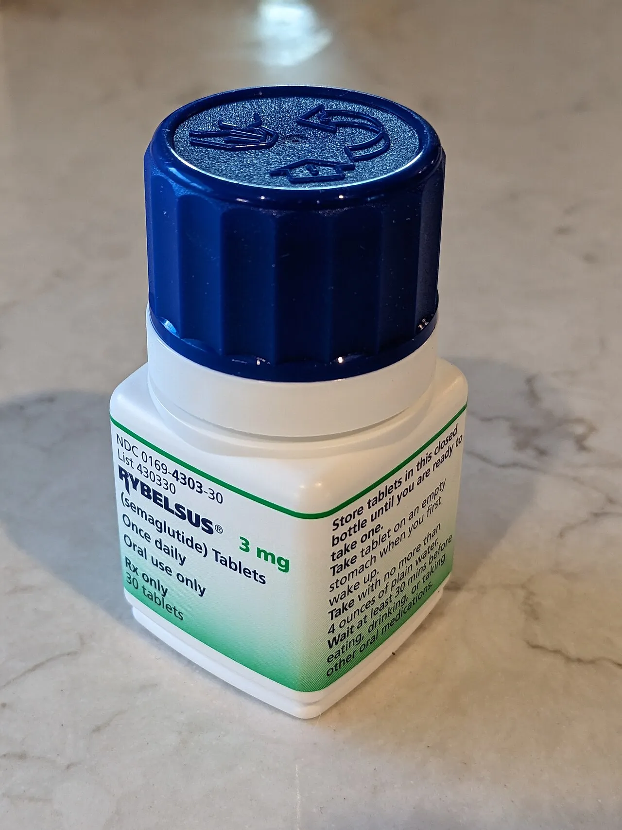 Et billede af Rybelsus 3 mg (semaglutid) i en medicinflaske set fra en vinkel. Flasken fremstår tydeligt på et klinisk/produktlignende baggrundsmiljø.