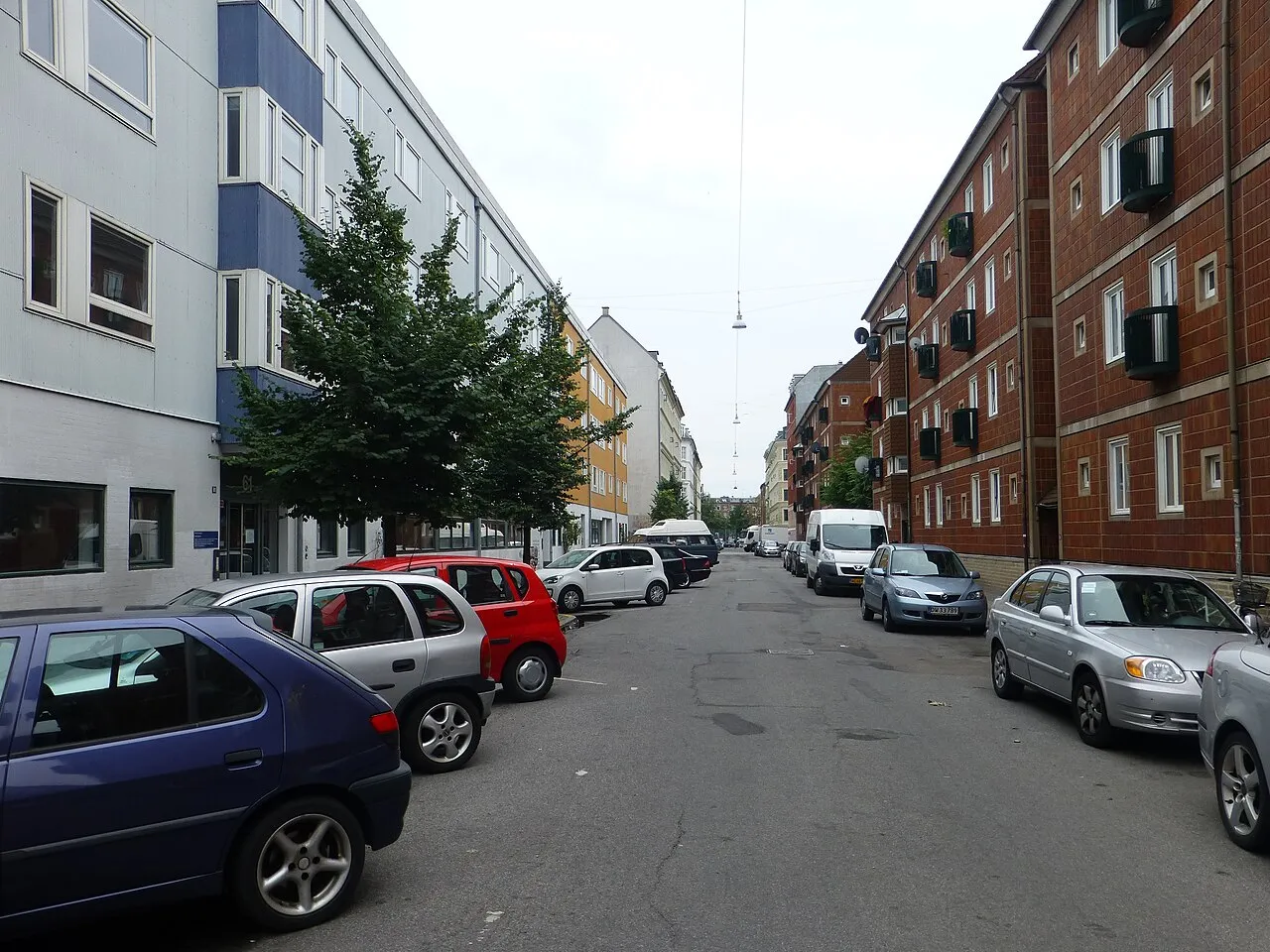 Et gadebillede fra Saxogade i Vesterbro i København. Scenen viser byens byrum og stemning i et typisk københavnsk kvarter.