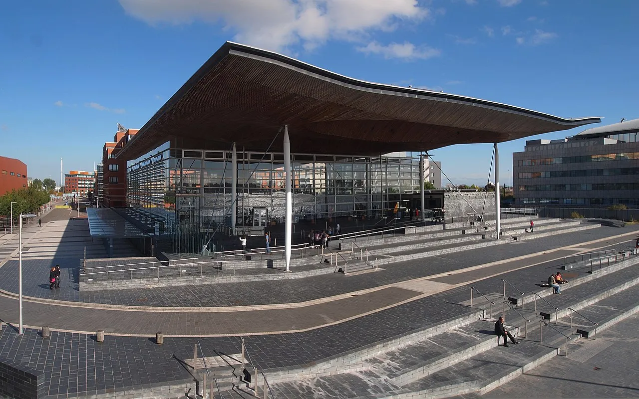 Senedd-bygningen, der huser det walisiske parlament, set i Cardiff Bay. Billedet viser bygningens karakteristiske arkitektur og placering ved vandet.