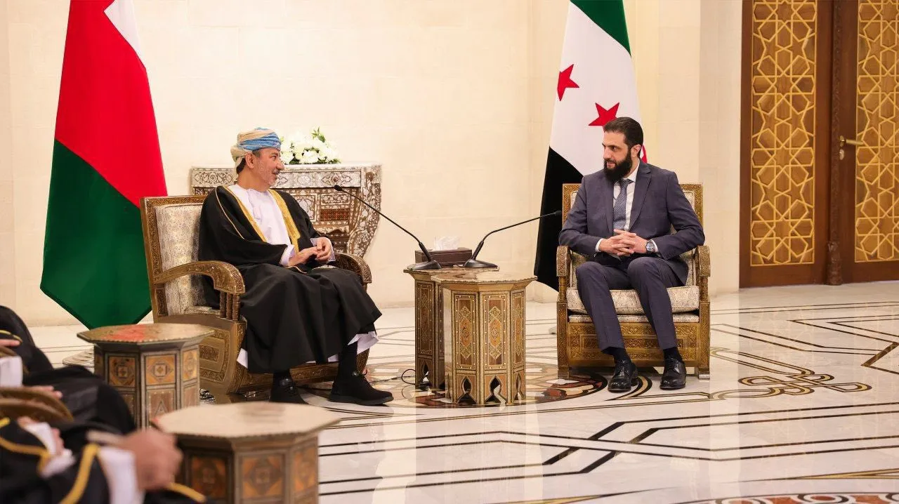 Sheikh Abdulaziz bin Abdullah Alhinai mødes med Ahmed al-Sharaa i Folkets Palads i Damaskus. Billedet viser et officielt møde mellem repræsentanter fra Oman og Syrien.