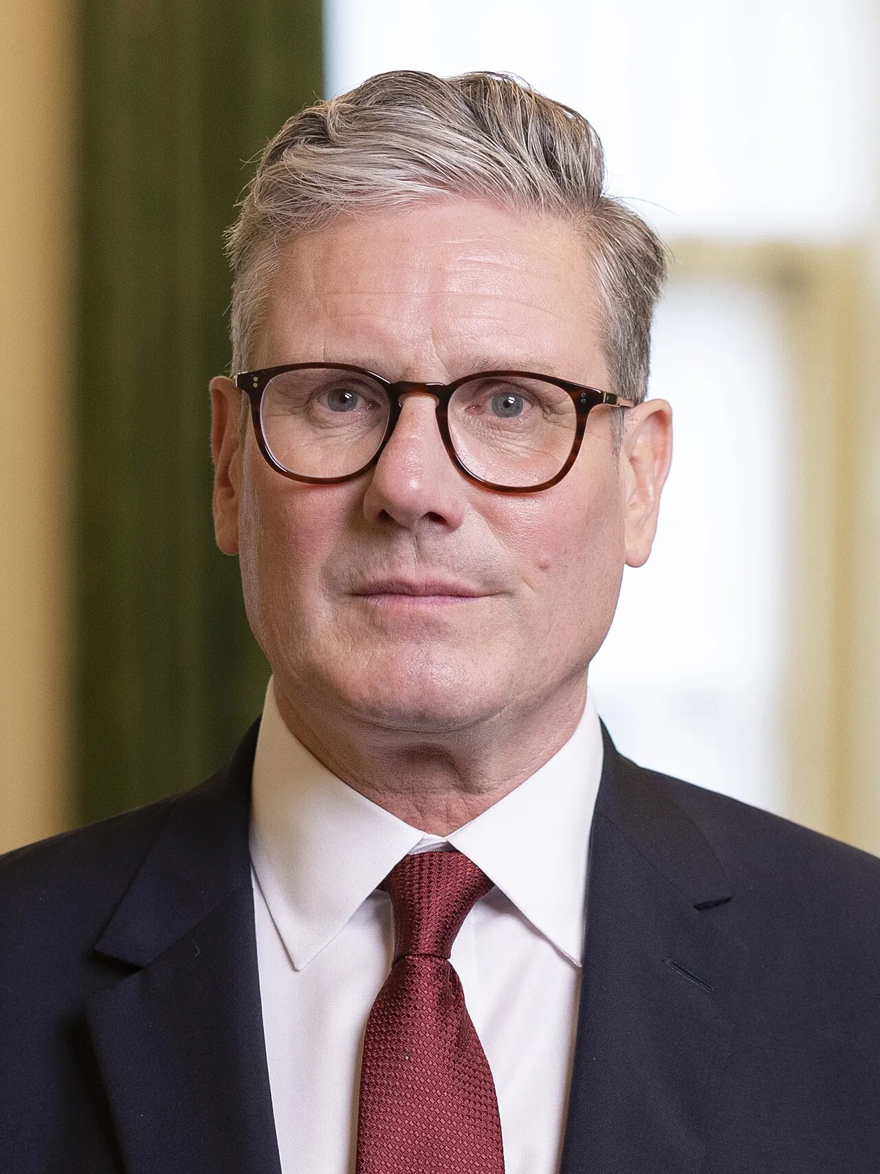 Officielt portræt af Storbritanniens premierminister, Sir Keir Starmer, fotograferet ved hans tiltrædelse. Fotoet er taget af Simon Dawson ved No 10 Downing Street.