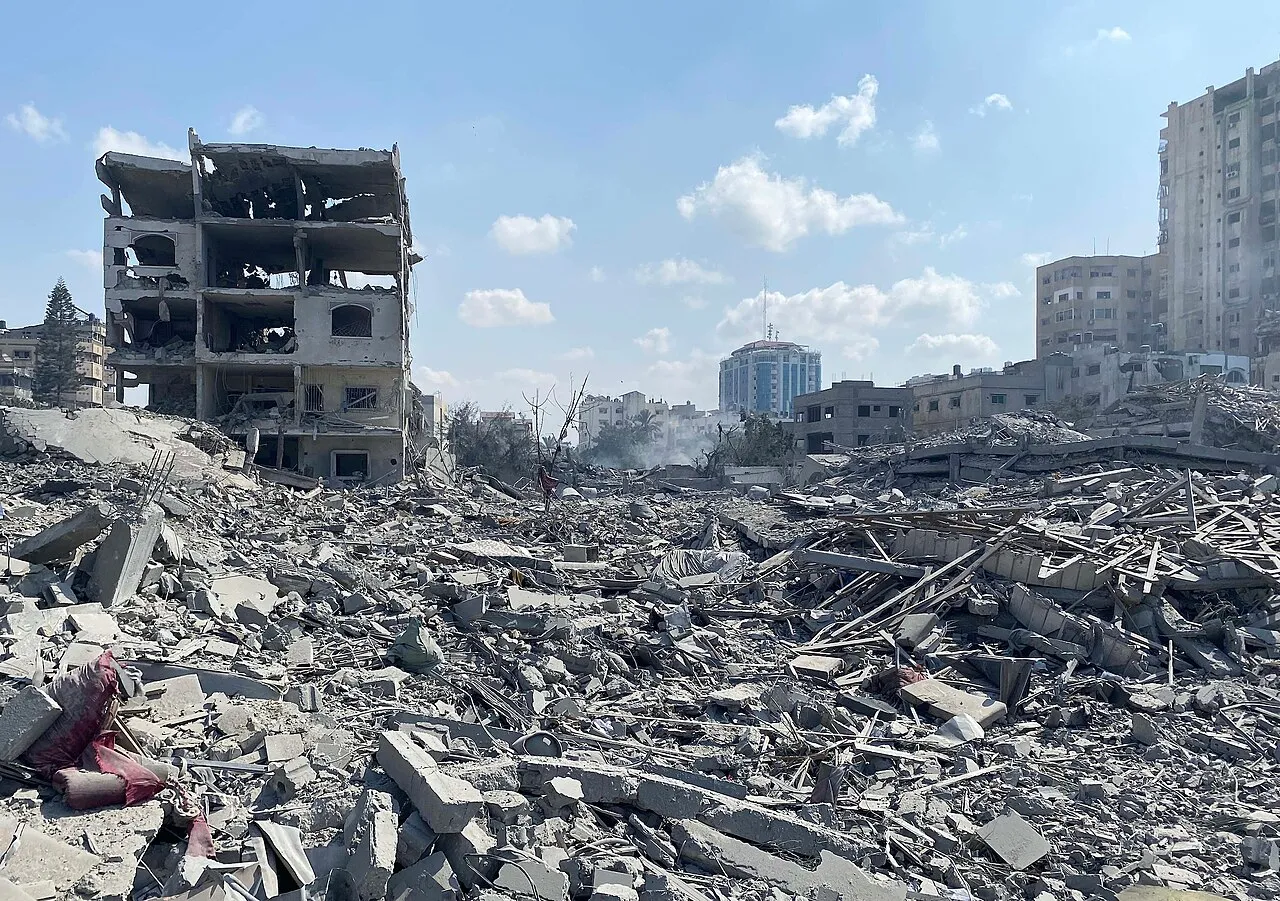 Ødelæggelser i boligområder i Rimal i Gaza City efter et israelsk luftangreb den 9. oktober 2023. Billedet dokumenterer omfattende skader på bygninger.