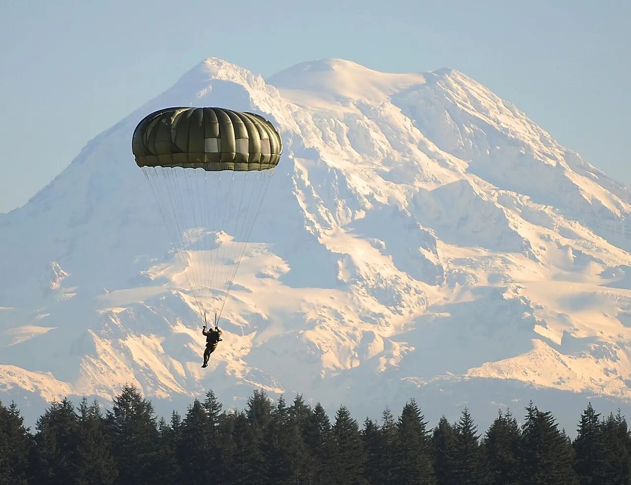 En canadisk specialoperationssoldat lander på Fort Lewis, Washington, efter et spring foran Mount Rainier. Billedet er taget i forbindelse med Menton week og mindet om First Special Service Force.
