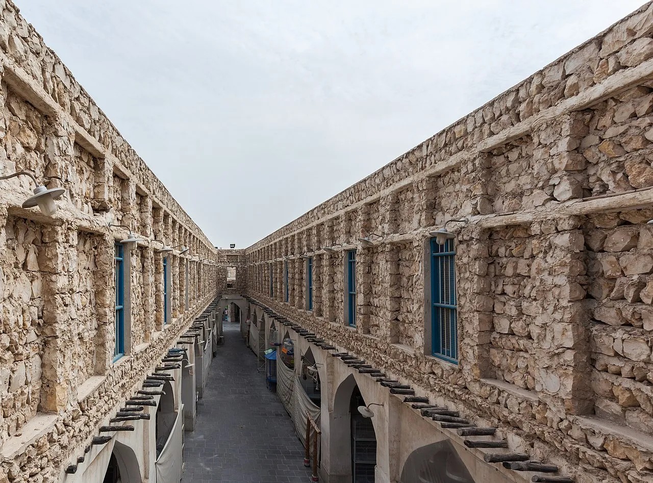 Et gadebillede fra Souq Waqif i Mushayrib-distriktet i Doha, Qatar. Souq’en er en historisk markedsplads, der i dag er kendt for butikker, restauranter og shisha-lounger.
