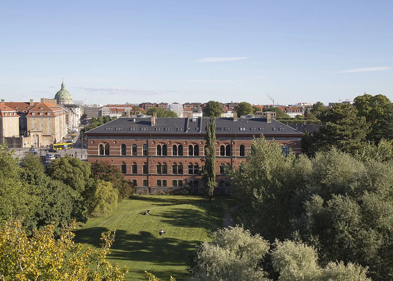Bygningen til Statens Naturhistoriske Museum, herunder det geologiske museumsområde. Fotoet viser museets facade i et udendørs miljø.