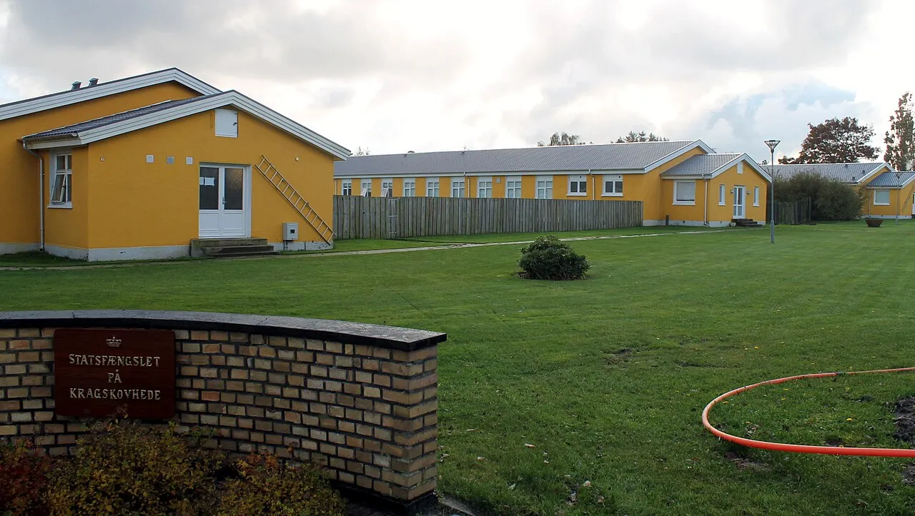 Statsfængslet på Kragskovhede, som er et af Kriminalforsorgens åbne fængsler. Det ligger ca. 12 km nordvest for Frederikshavn i Kragskovhede.