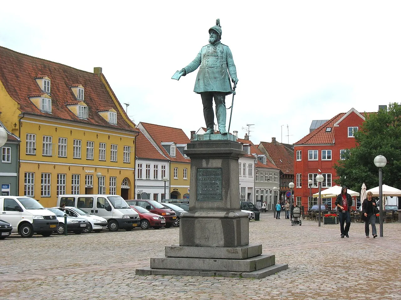 En statue af den danske konge Frederik 7. står på Torvet i Køge. Statuen er udført af H.W. Bissen og markerer byens centrale plads.