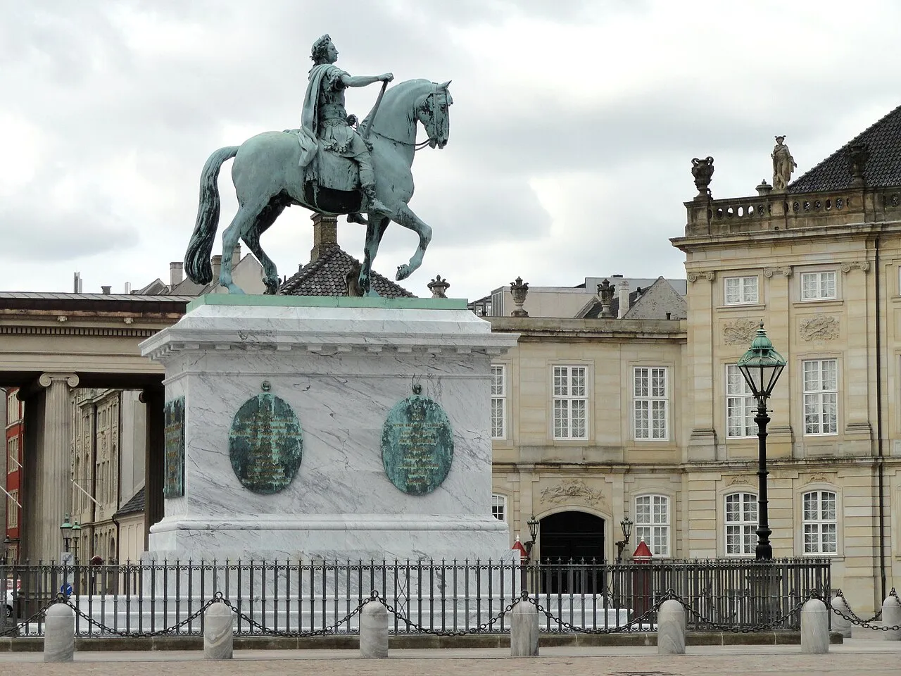 Statue af Frederik V i gården ved Amalienborg Palads i København. Monumentet står i et klassisk arkitektonisk miljø.
