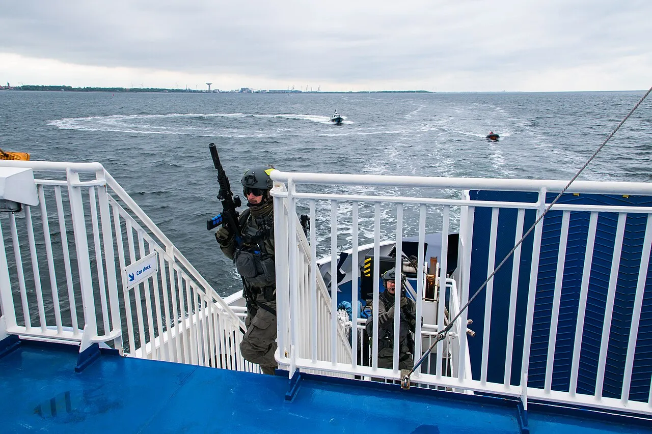 Personel fra den svenske kystvagt står på vagt langs kysten i Landskrona, Sverige. Billedet viser kystvagtens tilstedeværelse i et maritimt miljø.