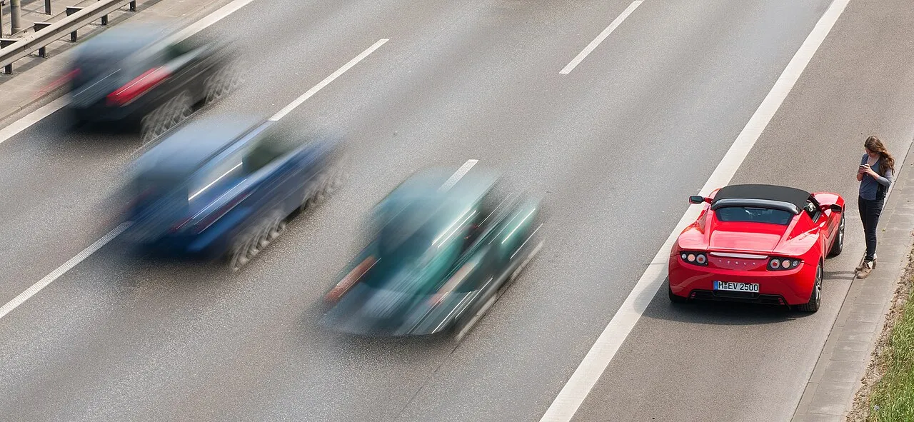 Et Tesla Roadster-havari på motorvejen, hvor bilen står med tekniske problemer. Billedet er taget i Berlin-området.
