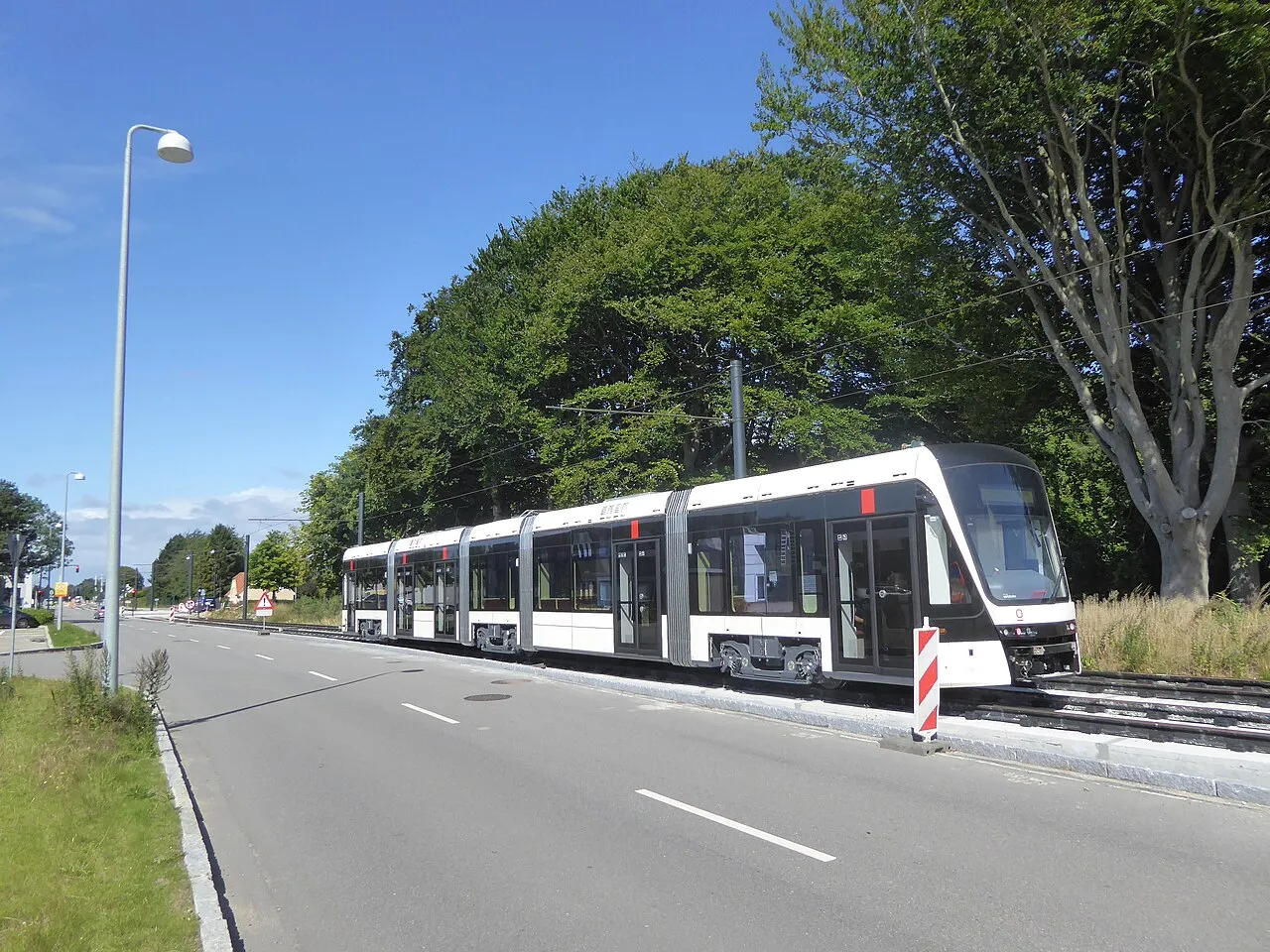 En Stadler Variobahn fra Odense Letbane ses under testkørsel ved Hestehaven i Odense. Leveringen af sporvognene startede 20. februar 2020, og testkørslerne fandt sted 21. april 2020.
