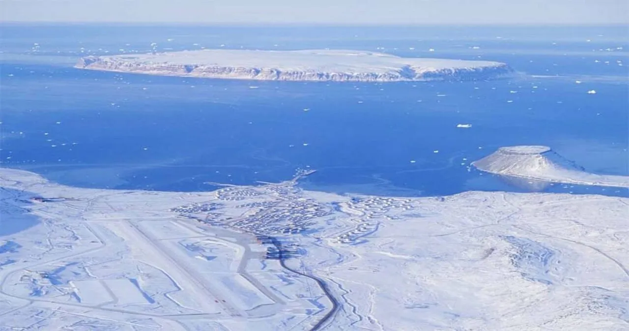Thule Air Base i det nordlige Grønland set mod vest mod Saunders Island. Billedet viser basens placering i det arktiske landskab.