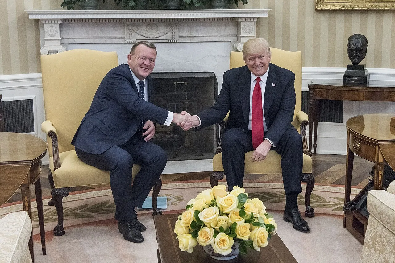 Donald Trump og Danmarks statsminister Lars Løkke Rasmussen hilser med håndtryk i Det Ovale Kontor i Det Hvide Hus. Billedet er taget den 30. marts 2017.