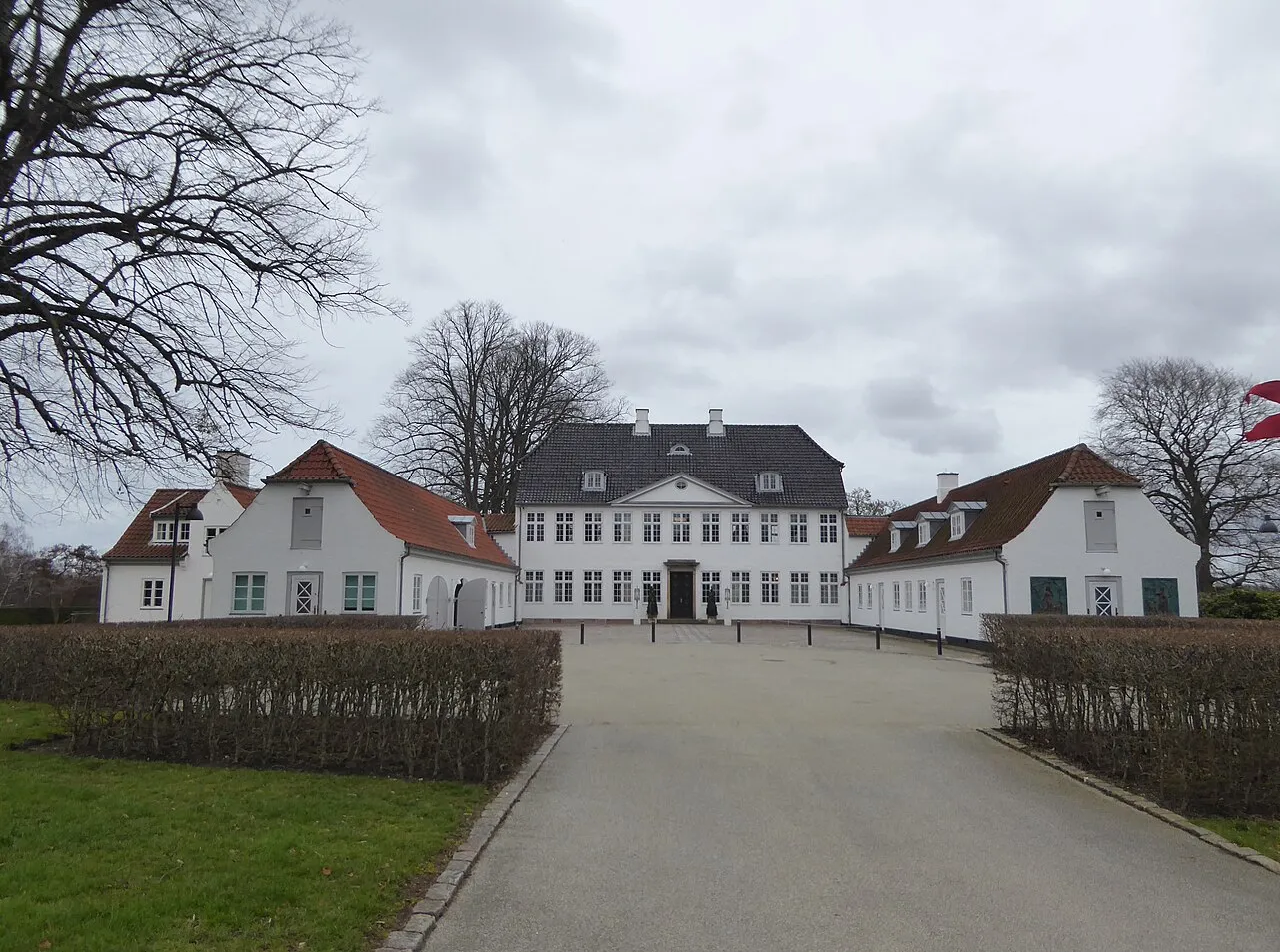 En TV 2-nyhedsvogn med teknisk udstyr er parkeret ved Marienborg i forbindelse med optagelse eller udsendelse af statsministerens sankthanstale. Billedet viser medieopsætningen ved residensen.