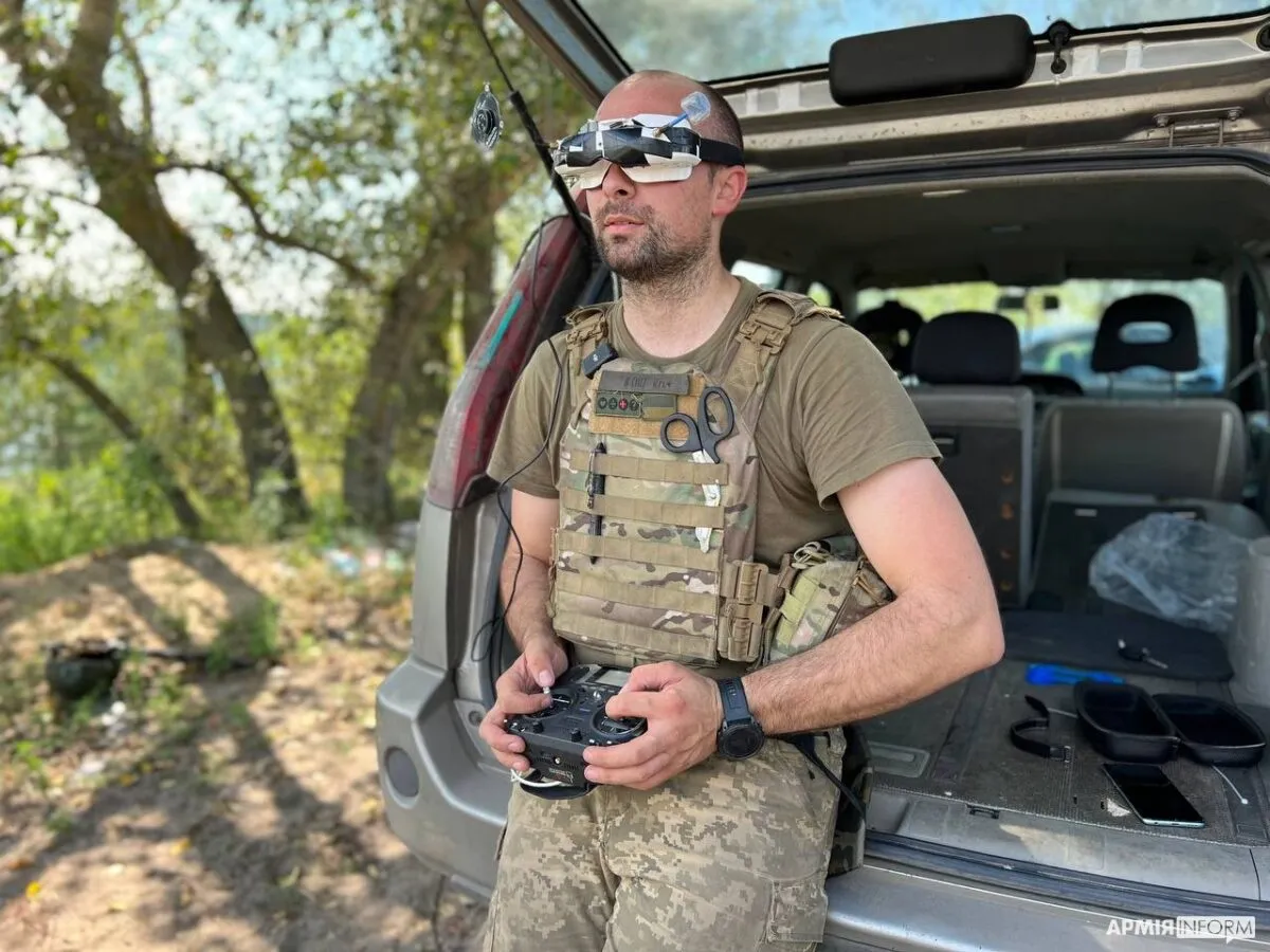Ukrainske loitering-munition lavet af FPV-droner. Billedet viser dronerne i en militær kontekst.