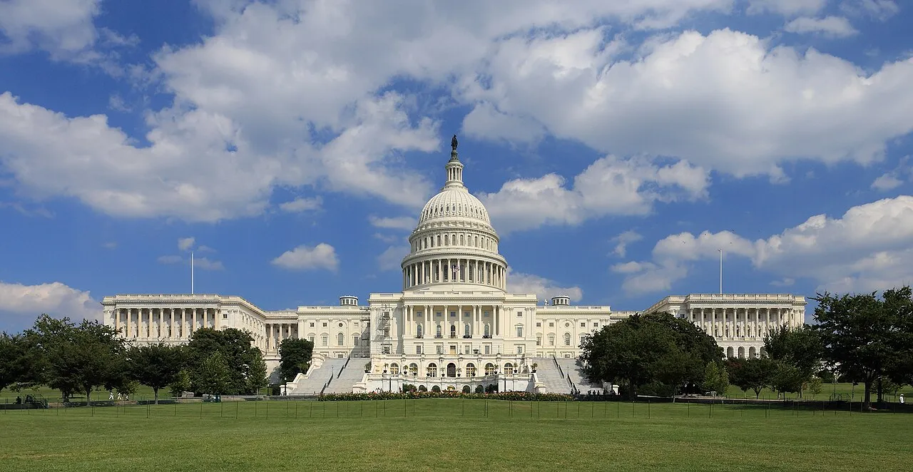 US Capitol set fra vest siden, med fokus på bygningens arkitektur og markante placering som amerikansk vartegn.