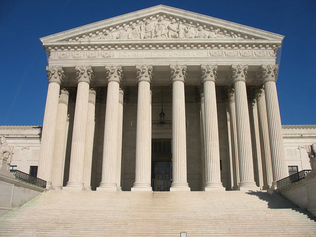 Et foto af US Supreme Court-bygningen i Washington, D.C. Billedet viser domstolens ydre rammer og placering i hovedstaden.