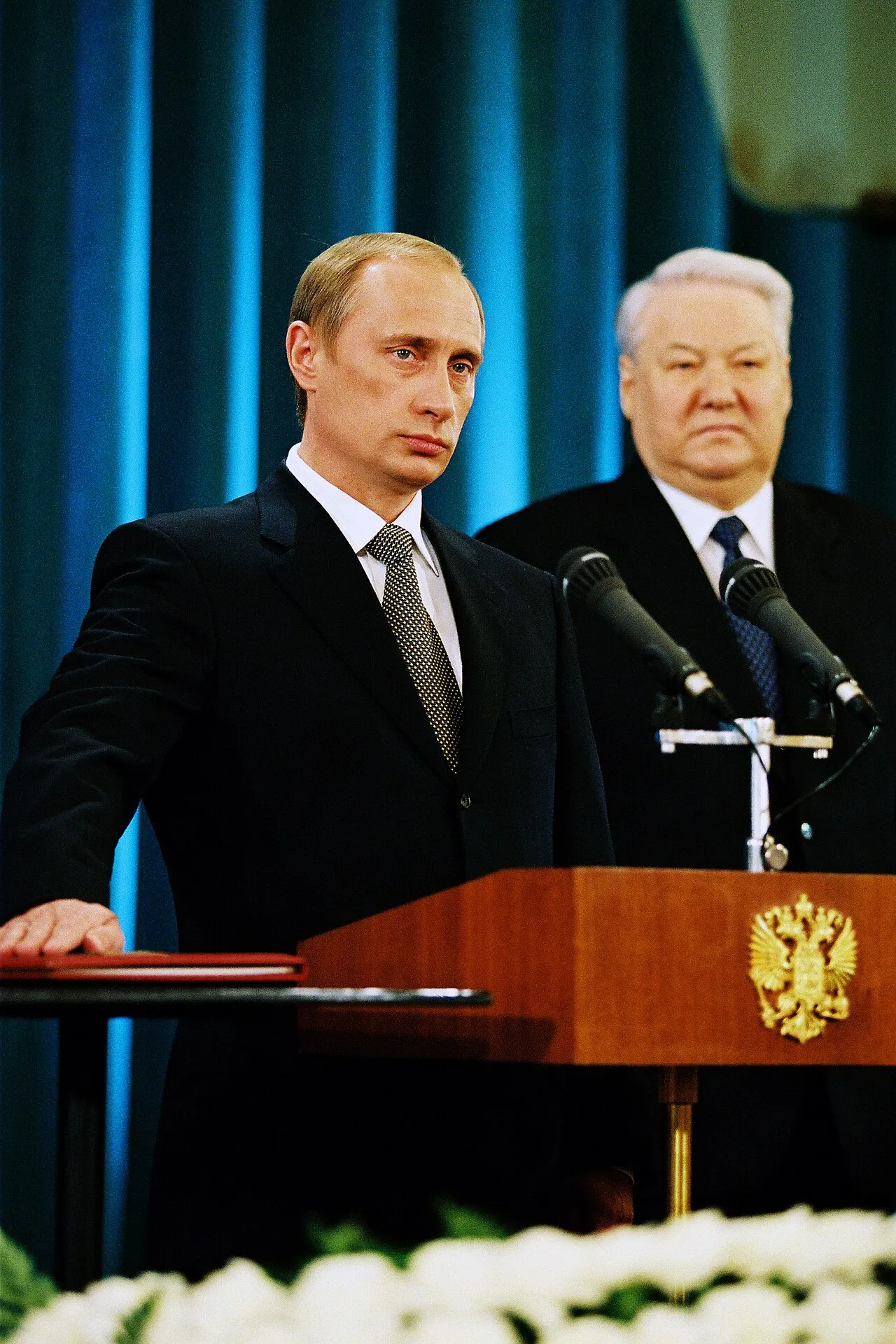 Vladimir Putin aflægger præsidenteden ved indsættelsen i Grand Kremlin Palace. Ceremonien finder sted i St Andrew Hall.