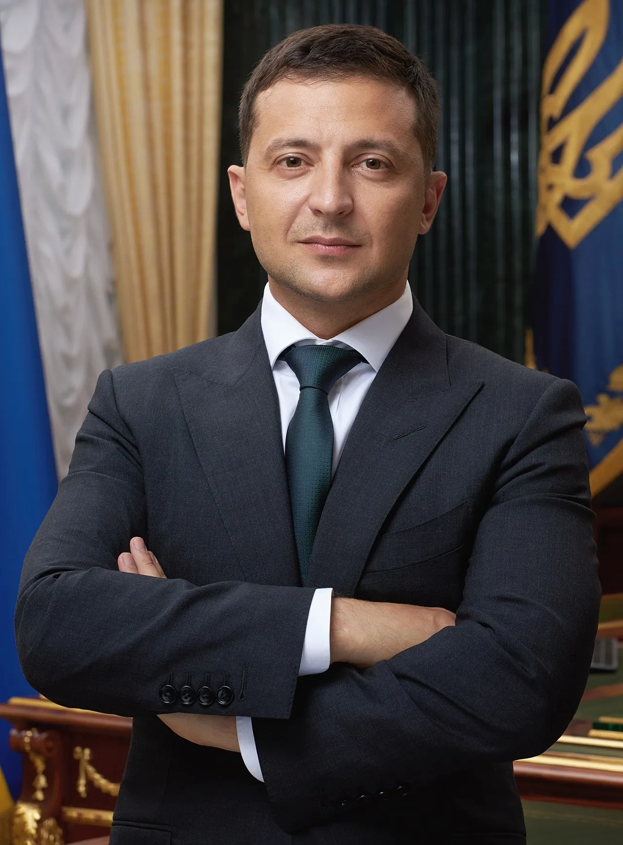 Officielt portræt af Ukraines præsident Volodymyr Zelenskyj i præsidentielt tøj. Billedet fremstår neutralt og værdigt.
