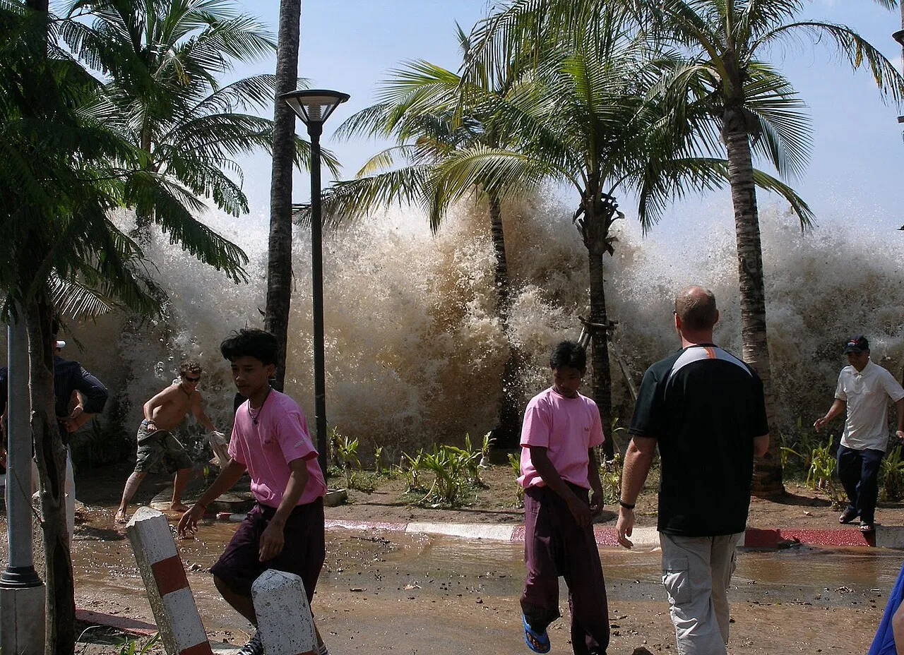 Et fotografi af 2004-tsunamien i Ao Nang i Krabi-provinsen, Thailand. Billedet viser ødelæggelserne i kølvandet på katastrofen.