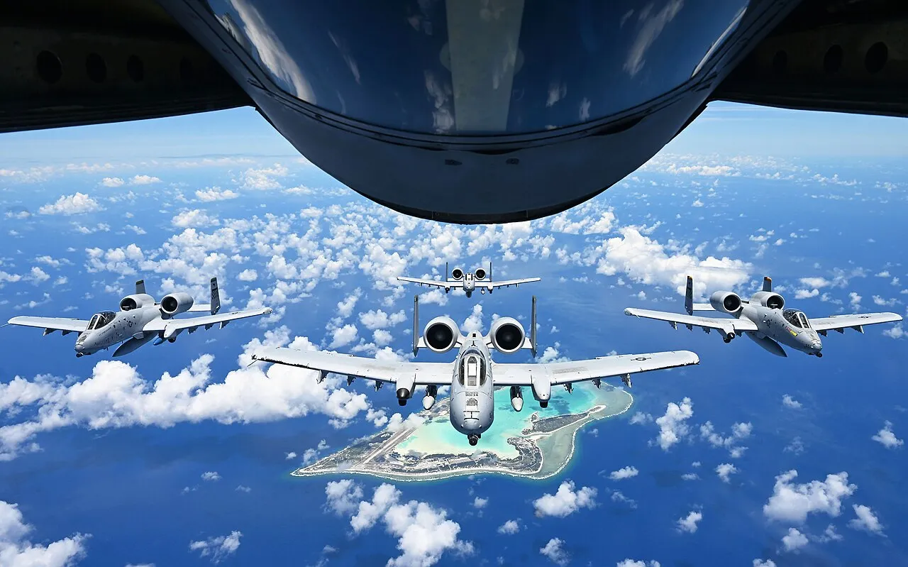 To A-10 Thunderbolt II-fly flyver i formation over Wake Island. Billedet viser flyenes rolle som subsoniske angrebsfly til tæt luftstøtte.