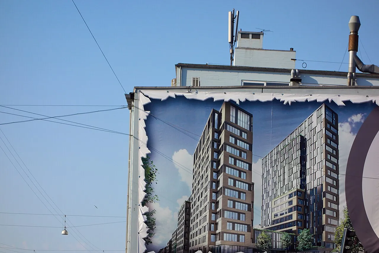 Panoramabillede af Aarhus by. Byen præsenterer sig med en blanding af moderne og historiske bygninger.