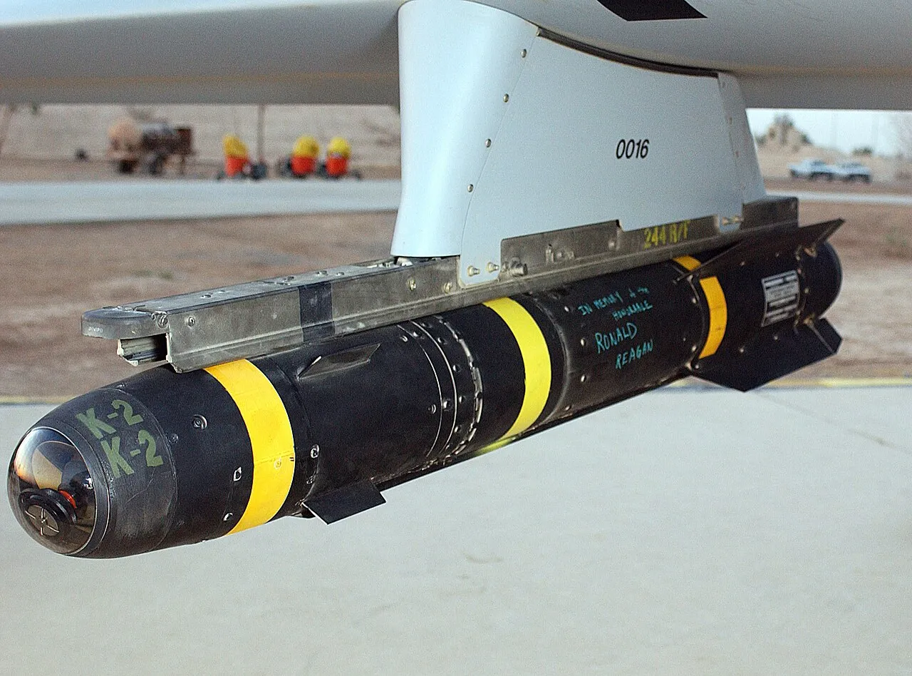 En AGM-114 Hellfire er monteret på en US Air Force MQ-1L Predator UAV. Missilet har indskriften “IN MEMORY OF THE HONORABLE RONALD REAGAN”.