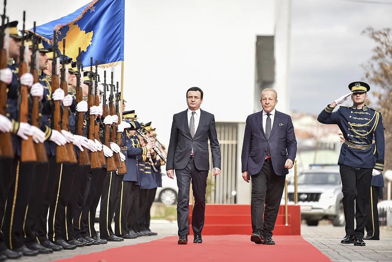 Premierminister Albin Kurti ses under en ceremoni for regeringsoverdragelse. Billedet viser ham i forbindelse med den officielle begivenhed.