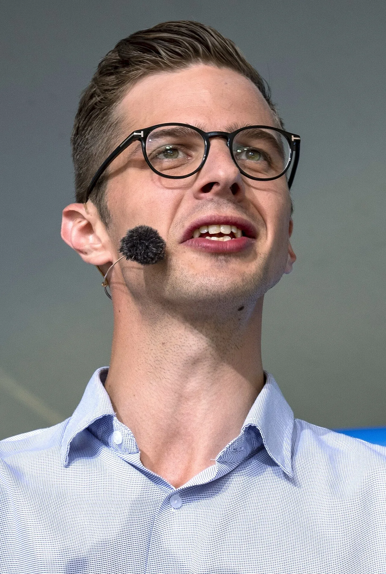 Alex Vanopslagh fra Liberal Alliance taler på hovedscenen på Cirkuspladsen under Folkemødet i Allinge på Bornholm. Fotoet er taget under den politiske begivenhed.